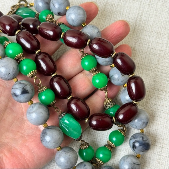 Vintage upcycled three strand lucite beaded necklace - Picture 4 of 4